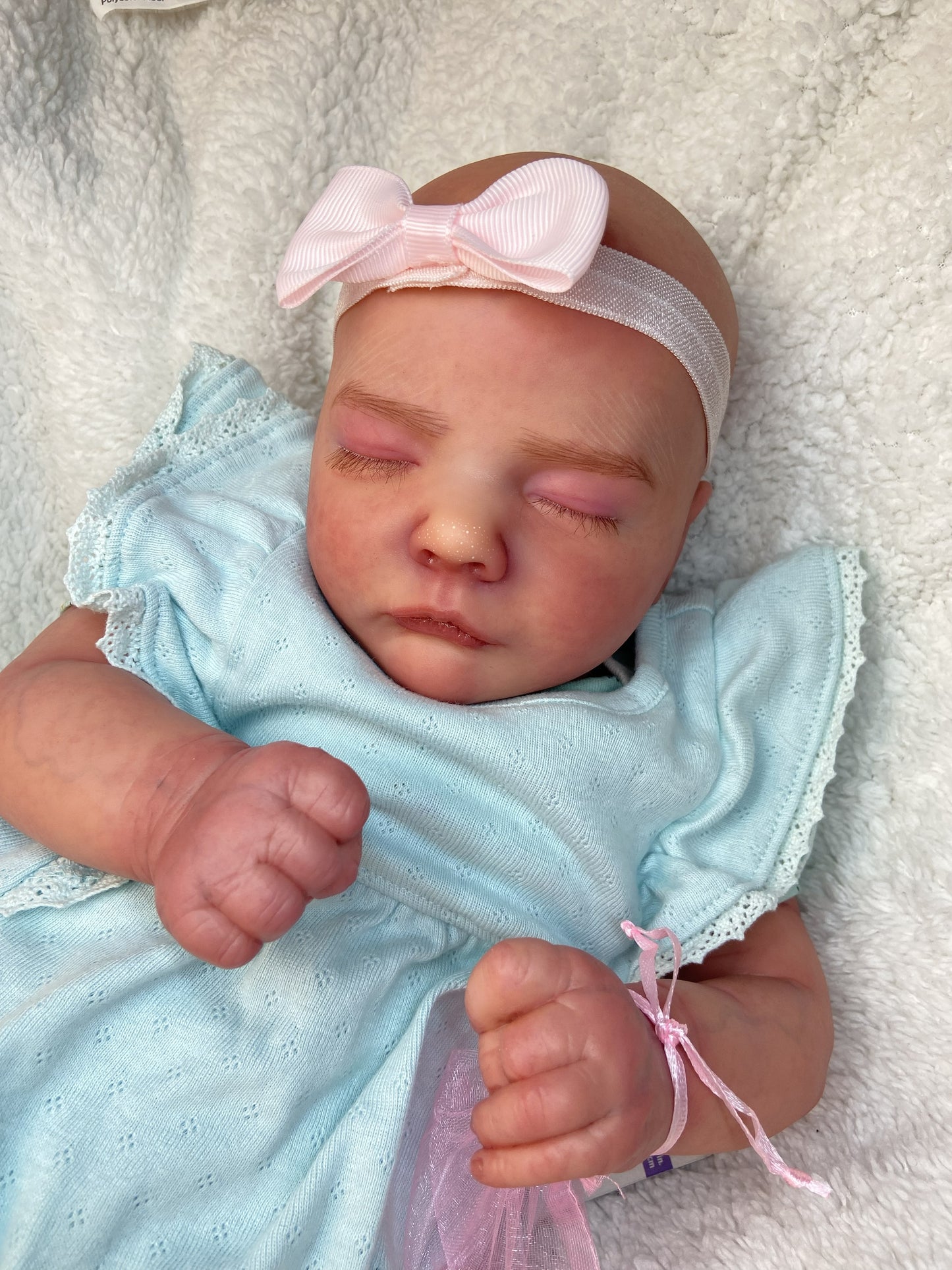 Emma: Pura Inocencia en Azul Cielo