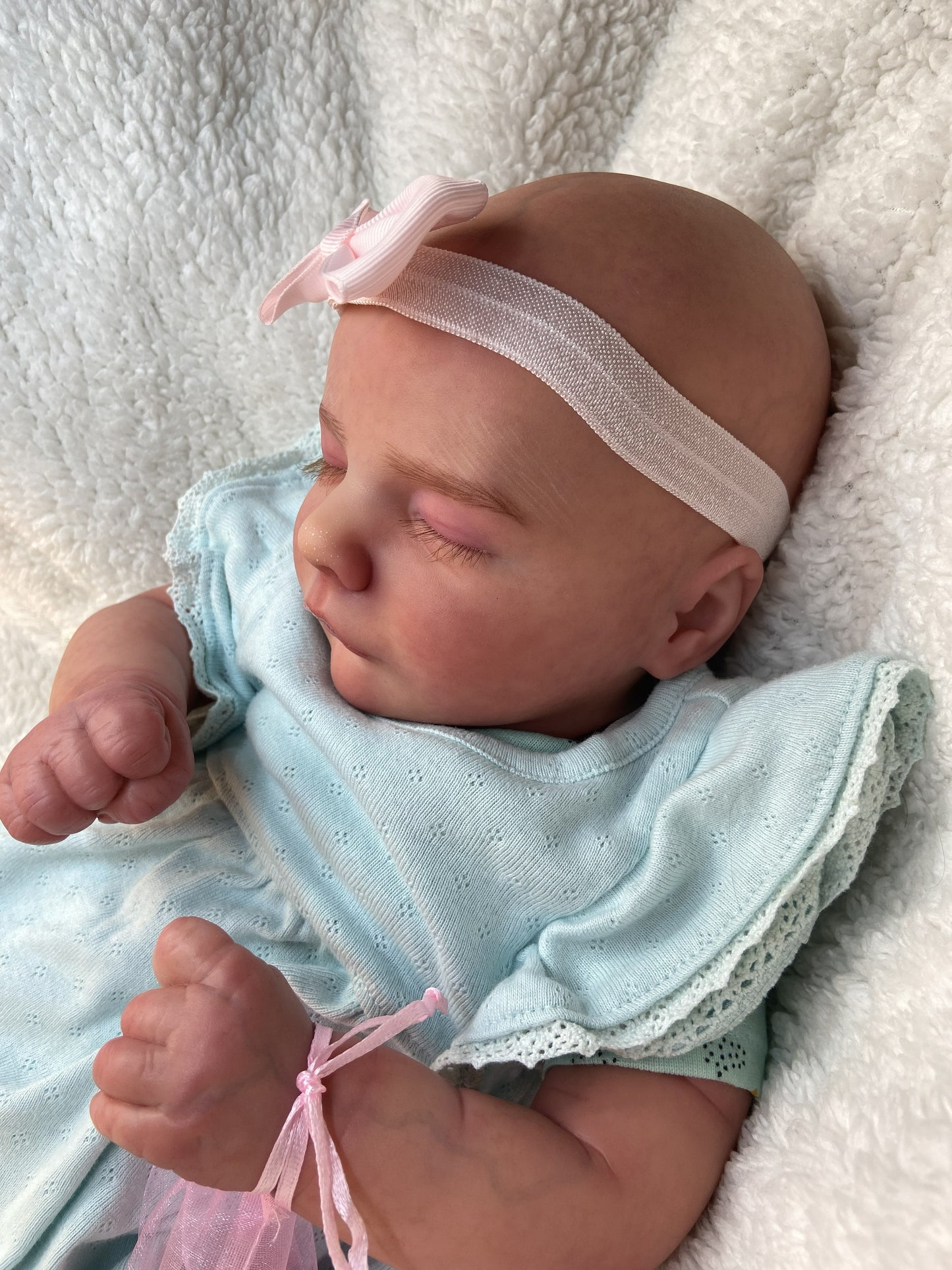 Emma: Pura Inocencia en Azul Cielo