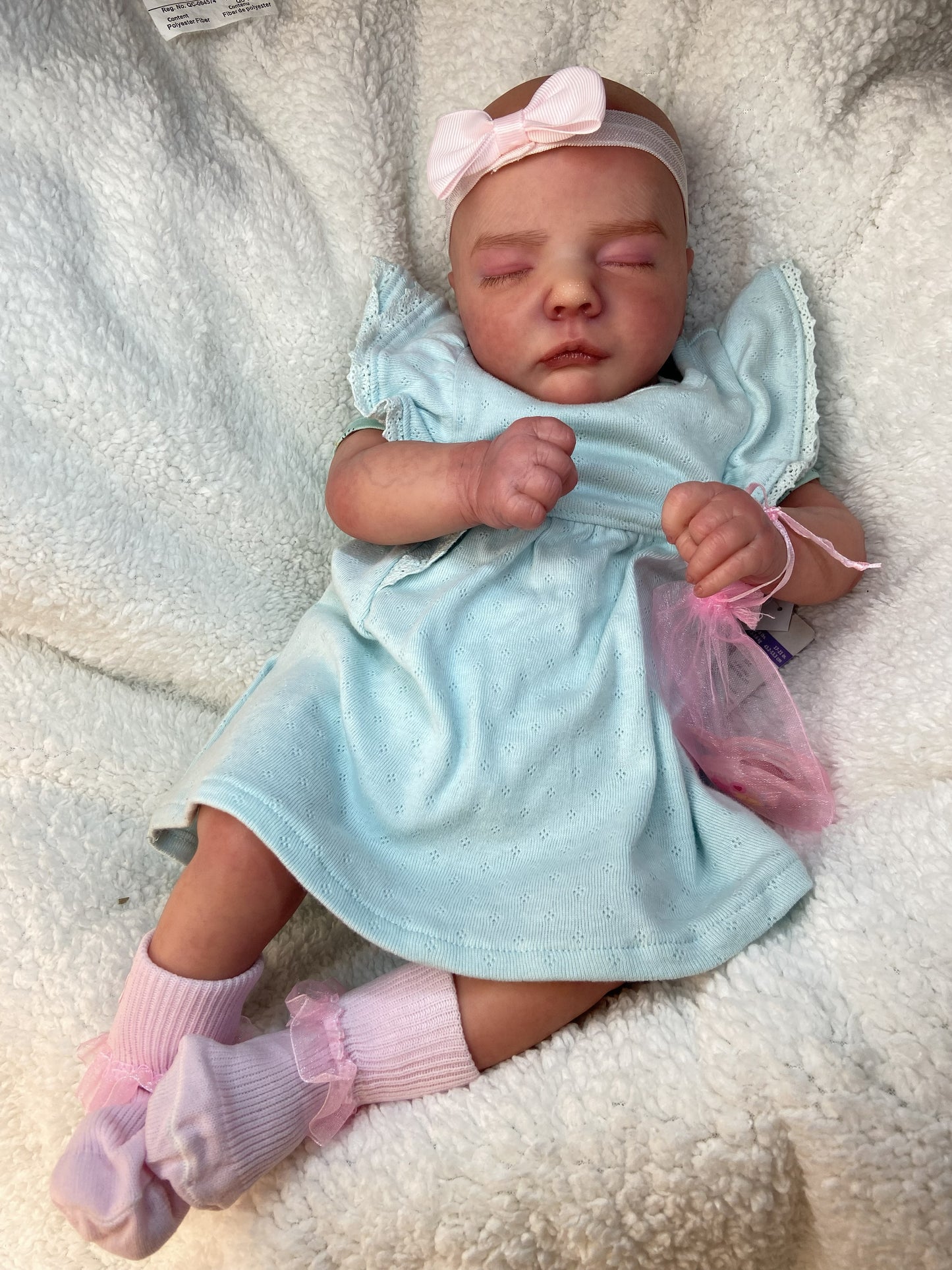 Emma: Pura Inocencia en Azul Cielo