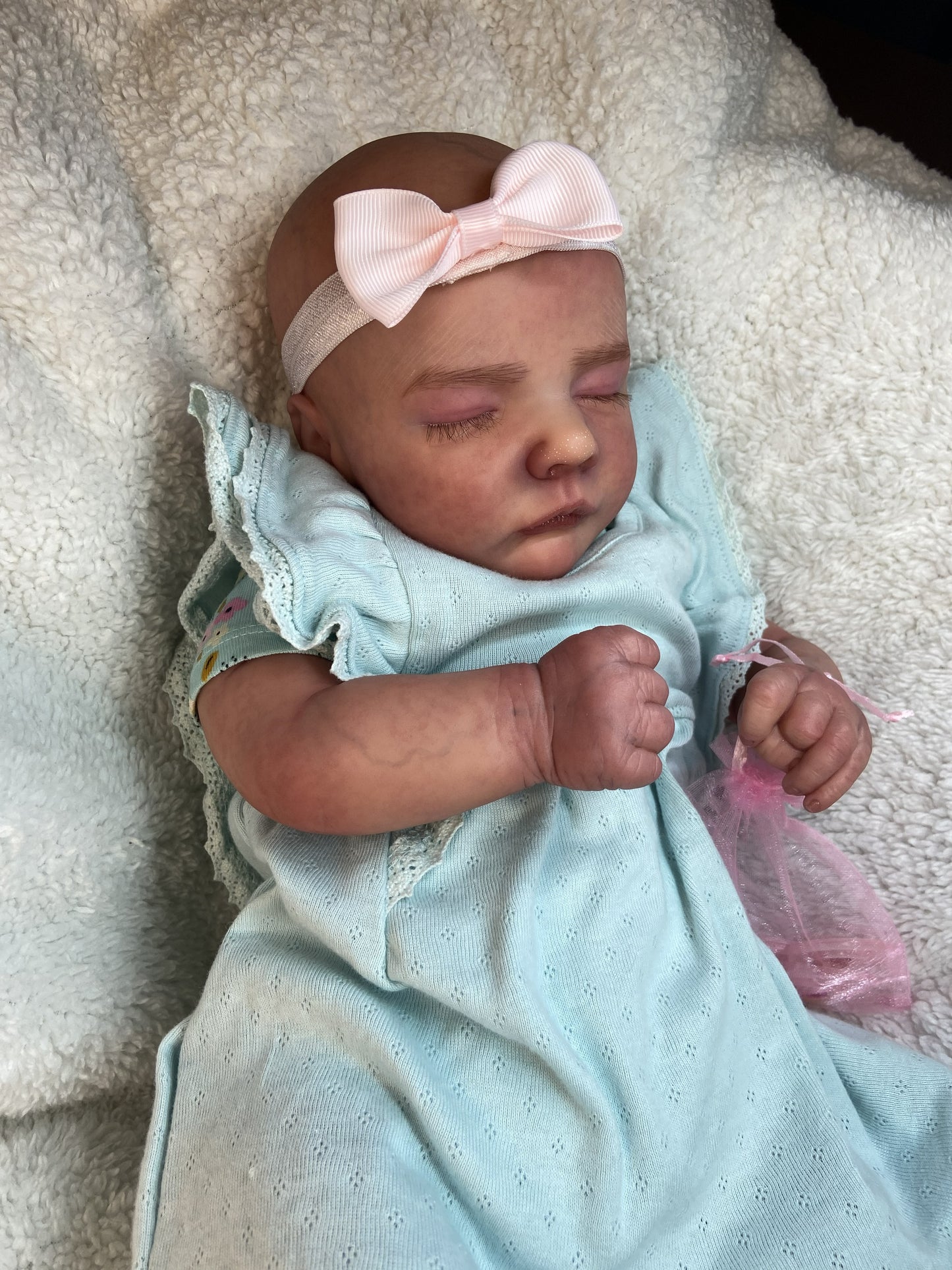 Emma: Pura Inocencia en Azul Cielo