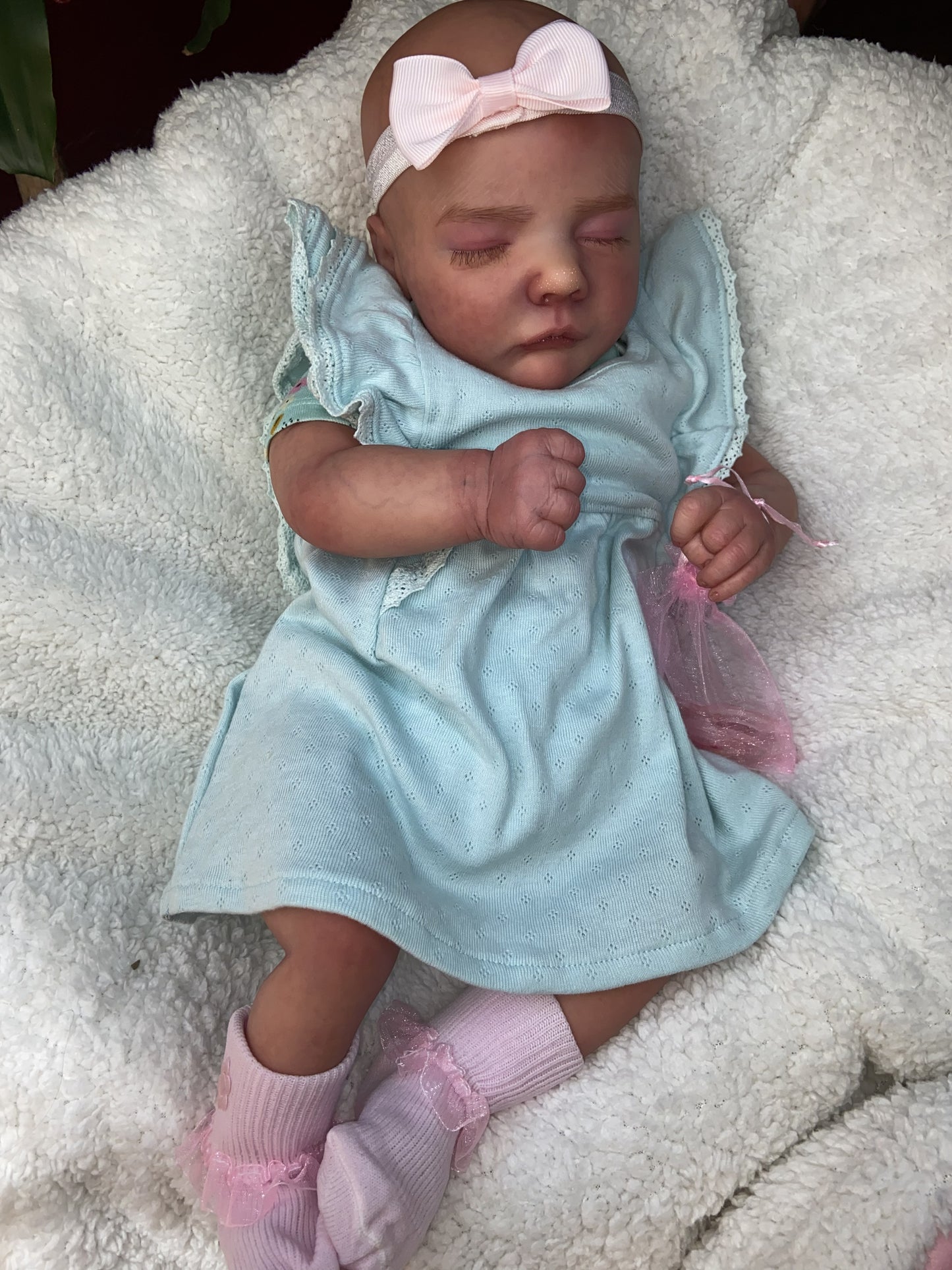 Emma: Pura Inocencia en Azul Cielo