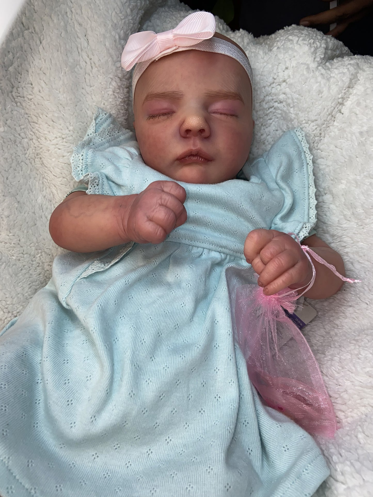 Emma: Pura Inocencia en Azul Cielo