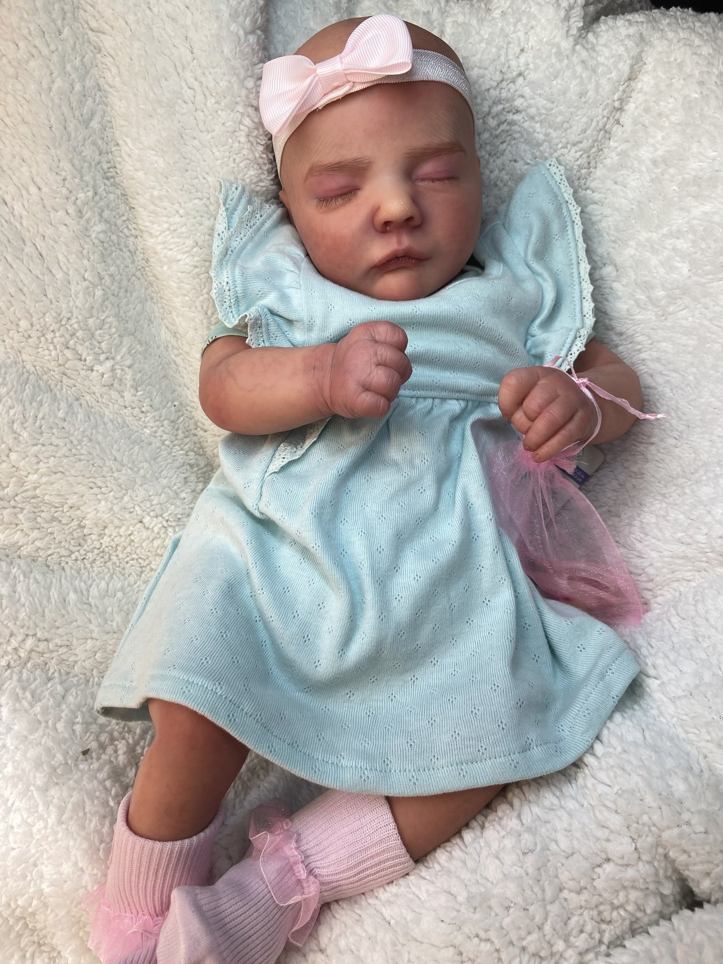 Emma: Pura Inocencia en Azul Cielo